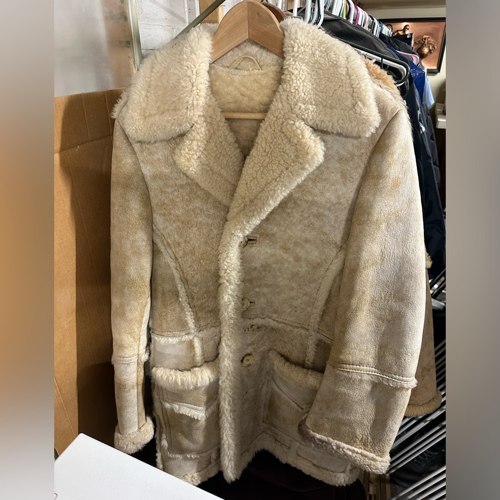 Beautiful vintage cream color authentic shearling coat like new size medium